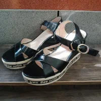 صندل|کیف، کفش، کمربند|ایرانشهر, |دیوار