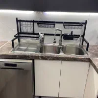 آبچکان پشت پنجره ای