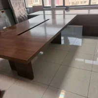 میز مدیریت و کنفرانس جلیس و ۸ صندلی کنفرانسی