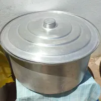 یک عدد قابلمه بزرگ روحی عمق دار