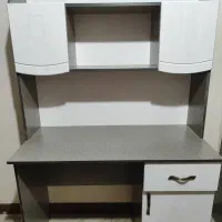 میز تحریر و کاپیوتر