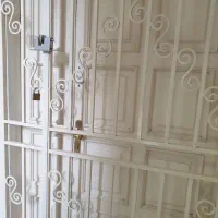 در ورودی چوبی قدیمی با کیفیت دو لنگه سالم