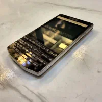 بلک‌بری پورشه دیزاین P9983  (ریجستری) در حد