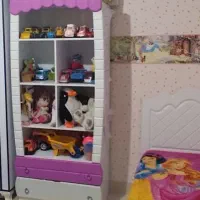 یه عدد کمد کودک و آینه