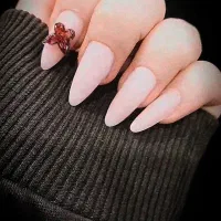 خدمات کاشت ناخن