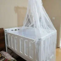 تخت کنار مادر