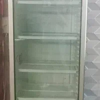 یک عدد یخچال ایستاده و یک عدد یخچال ویترینی