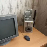 رایانه رومیزی قدیمی بااسپیکر