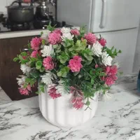 دو عدد گلدان سرامیکی همراه با گلهای مصنوعی