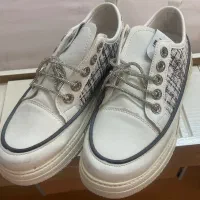 یک جفت کفش اسپرت نو