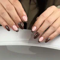 خدمات و اموزش ناخن و مژه و لیفت