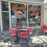 یک نفر پیک موتوری جوان