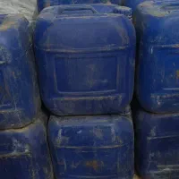 تعدادی گالن 35لیتری و یه پمپ بیرون باک