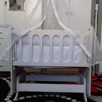 تخت کنار مادر