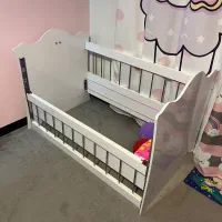تخت کنار مادر و کودک