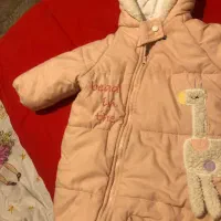 تعدادی پالتو و کاپشن زنانه و یک سرهمی بچگانه