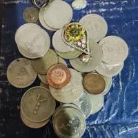 سکه و اشیای موجود در عکس