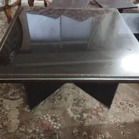 یک عدد میز و چهار عدد عسلی به همراه چند عدد مبل