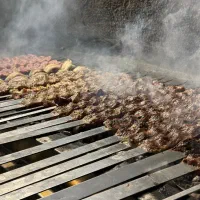 کباب پز خیلی ماهر به اجاق ذغالی