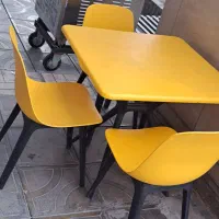 میز و صندلی رنگ زرد و مشکی نشکن