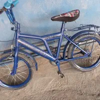 یک عدد دوچرخه آبی رنگ