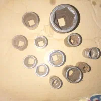 تعدادی بکس.سرتوپی و۳راهی فرمان