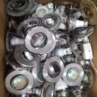 تعدادی لامپ هالوژن‌ و مهتابی