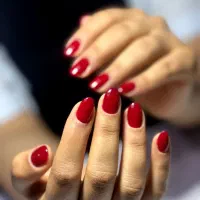 خدمات و آموزش کاشت ناخن