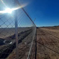 اجرای کارهای ساختمانی نیروگاه خورشیدی وفنس کشی