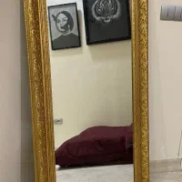 آیینه با قاب چوبی