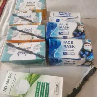تعدادی بسته ماسک سه لایه آکبند و ژل ضدعفونی