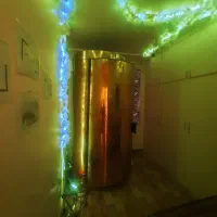 سولاریوم با رنگ دهی بالا و کاشت ناخن با مواد اصل