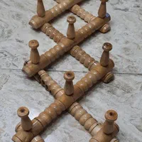 آویز لباس چوبی