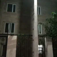 بنایی ساختمان همراه دو نفر کارگر با لوله کش