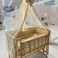 تخت کنار مادر چوبی