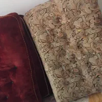 چند تا پشتی است با پنبه خوب پرشده