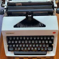 ماشین تحریر(تایپ) انگلیسی Olympia آلمان بکر و تمیز|کلکسیون اشیاء عتیقه|تهران, اکباتان|دیوار