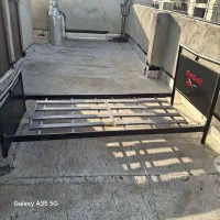 تخت فلزی