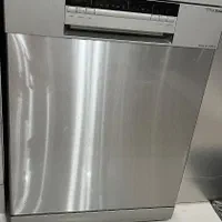 یک دستگاه ماشین ظرفشویی