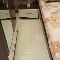 تخت خواب دو نفره با میز ارایش و دو تا پاتختی