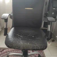 صندلی اداری (نیاز به تعمیر)