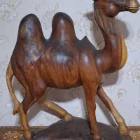 مجسمه شتر چوبی سنگین و یک تکه