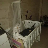 تخت و گهواره نوزاد کنار تخت مادر