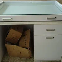 میز پیشخوان و صندوق