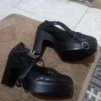 کفش بسیار زیبا وسالم و نو