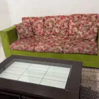 مبل راحتی هفت نفره وجلو مبلی چوبی با ۴ عسلی