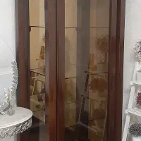 ویترین شیشه‌ای شیک با نور مخفی داخلی سالم و تمیز