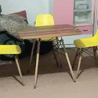 میز رستوران و کافی شاپ و بستنی و سه عدد چهارپایه