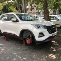 کارگر‌ تعویض روغن و لاستیک