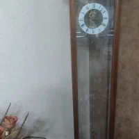 ساعت ایستاده کنار سالنی قدیمی انتیک